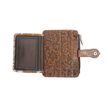 Load image into Gallery viewer, Wonder Trail Credit Card Wallet in Caramel
