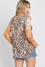 Load image into Gallery viewer, Contrast Stripe Panel Animal Print Top
